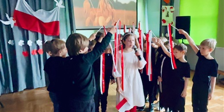 Powiększ grafikę: aktywna-lekcja-historii-o-niepodleglosci-w-mlodszej-grupie-wiekowej-657440.jpg