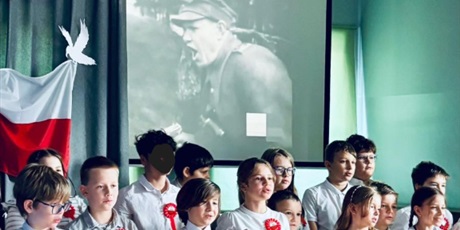 Powiększ grafikę: aktywna-lekcja-historii-o-niepodleglosci-w-mlodszej-grupie-wiekowej-657442.jpg