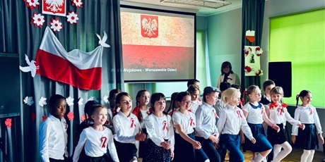 Powiększ grafikę: aktywna-lekcja-historii-o-niepodleglosci-w-mlodszej-grupie-wiekowej-657443.jpg