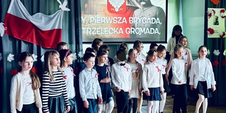 Powiększ grafikę: aktywna-lekcja-historii-o-niepodleglosci-w-mlodszej-grupie-wiekowej-657444.jpg