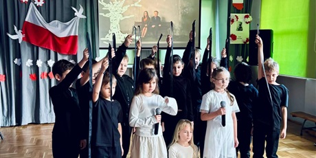 Powiększ grafikę: aktywna-lekcja-historii-o-niepodleglosci-w-mlodszej-grupie-wiekowej-657445.jpg