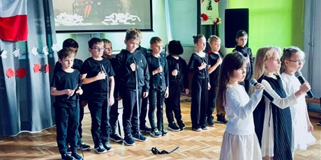 Powiększ grafikę: aktywna-lekcja-historii-o-niepodleglosci-w-mlodszej-grupie-wiekowej-657446.jpg