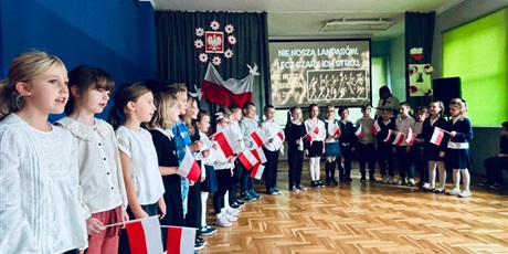 Powiększ grafikę: aktywna-lekcja-historii-o-niepodleglosci-w-mlodszej-grupie-wiekowej-657447.jpg