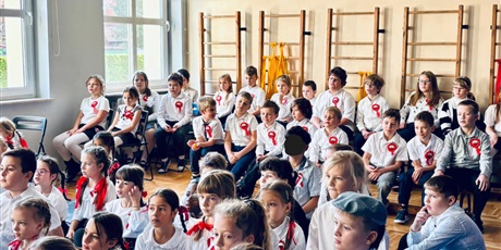 Powiększ grafikę: aktywna-lekcja-historii-o-niepodleglosci-w-mlodszej-grupie-wiekowej-657449.jpg