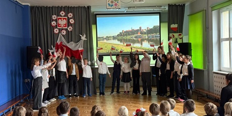 Powiększ grafikę: aktywna-lekcja-historii-o-niepodleglosci-w-mlodszej-grupie-wiekowej-657450.jpg