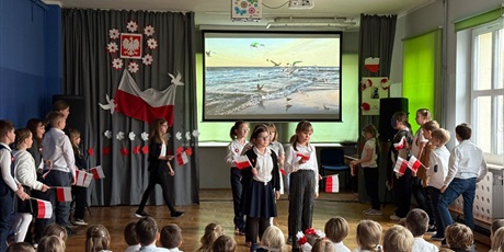 Powiększ grafikę: aktywna-lekcja-historii-o-niepodleglosci-w-mlodszej-grupie-wiekowej-657452.jpg