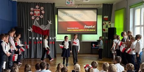 Powiększ grafikę: aktywna-lekcja-historii-o-niepodleglosci-w-mlodszej-grupie-wiekowej-657453.jpg