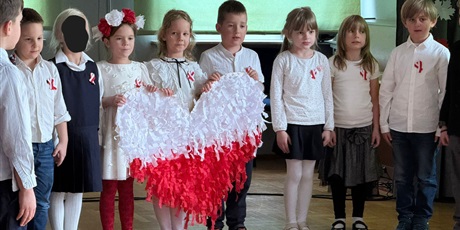 Powiększ grafikę: aktywna-lekcja-historii-o-niepodleglosci-w-mlodszej-grupie-wiekowej-657455.jpg