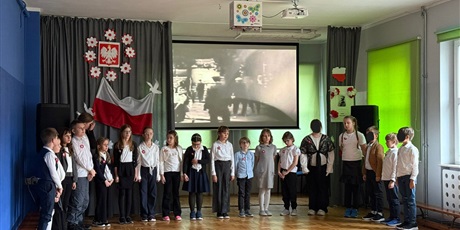 Powiększ grafikę: aktywna-lekcja-historii-o-niepodleglosci-w-mlodszej-grupie-wiekowej-657456.jpg