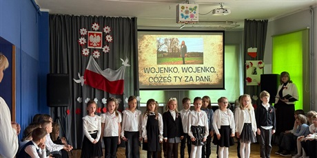 Powiększ grafikę: aktywna-lekcja-historii-o-niepodleglosci-w-mlodszej-grupie-wiekowej-657457.jpg