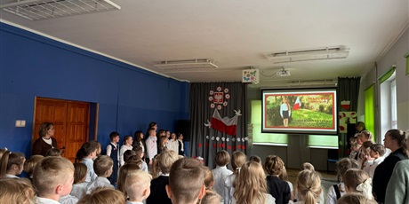 Powiększ grafikę: aktywna-lekcja-historii-o-niepodleglosci-w-mlodszej-grupie-wiekowej-657459.jpg