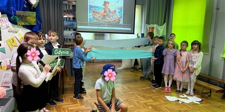 Powiększ grafikę: jubilatka-nasza-sasiadka-czyli-o-tym-jak-sp-24-obchodzila-100-urodziny-miasta-gdyni-684651.jpg