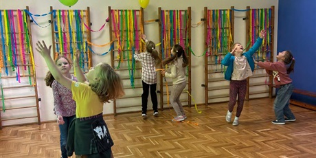 Powiększ grafikę: otrzesiny-klas-pierwszych-649216.jpg