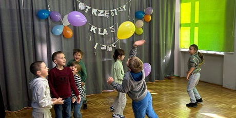 Powiększ grafikę: otrzesiny-klas-pierwszych-649217.jpg