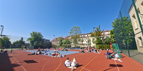 Powiększ grafikę: piknik-z-ksiazka-698864.jpg