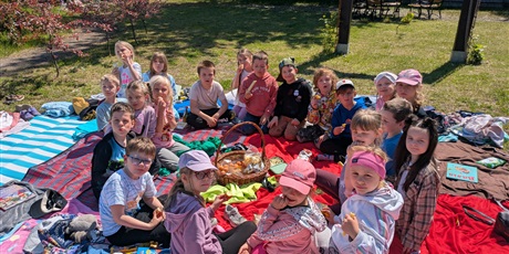 Powiększ grafikę: piknik-z-ksiazka-698872.jpg