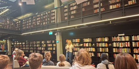 Powiększ grafikę: spotkanie-z-pisarka-joanna-jagiello-660798.jpg