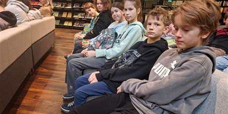 Powiększ grafikę: spotkanie-z-pisarka-joanna-jagiello-660799.jpg