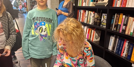 Powiększ grafikę: spotkanie-z-pisarka-joanna-jagiello-660800.jpg