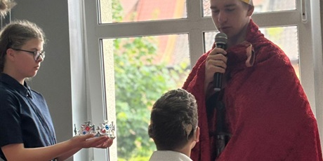 Powiększ grafikę: szkolne-obchody-ogolnopolskiego-roku-millenium-krolestwa-polskiego-czyli-wspolna-lekcja-patriotyzmu-przygotowana-przez-klasy-integracyjne-z-mlodszej-i-starszej-grupy-wiekowej-622790.jpg