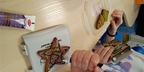 Powiększ grafikę: warsztaty-kreatywne-o-tematyce-swiatecznej-w-klasie-4c-i-6a-664399.jpg