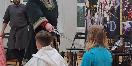 Powiększ grafikę: zywa-lekcja-historii-niezapomniana-podroz-w-czasie-660802.jpg