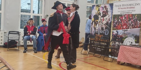 Powiększ grafikę: zywa-lekcja-historii-niezapomniana-podroz-w-czasie-660803.jpg