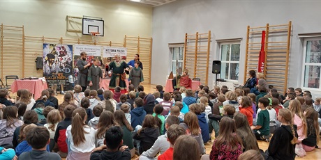 Powiększ grafikę: zywa-lekcja-historii-niezapomniana-podroz-w-czasie-660806.jpg