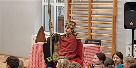 Powiększ grafikę: zywa-lekcja-historii-niezapomniana-podroz-w-czasie-660807.jpg