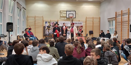 Powiększ grafikę: zywa-lekcja-historii-niezapomniana-podroz-w-czasie-660808.jpg